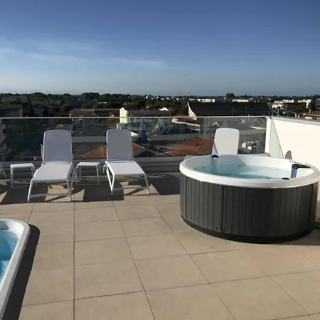 Contemporary Flat In With Pool דירה *